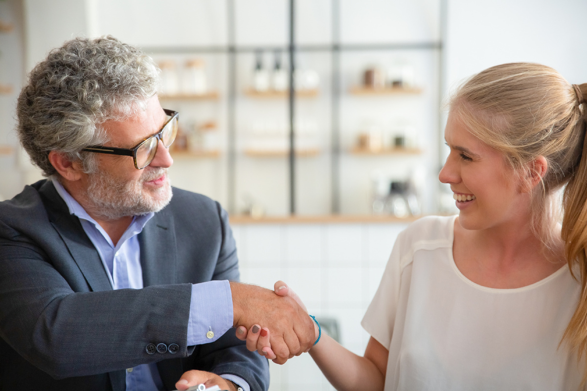 Вы связаны договором, поэтому отношения лучше поддерживать