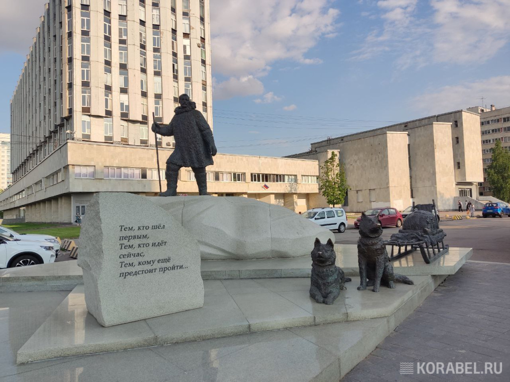 Памятник Первопроходцам в СПБ / Фото: Корабел. Ру  📷
