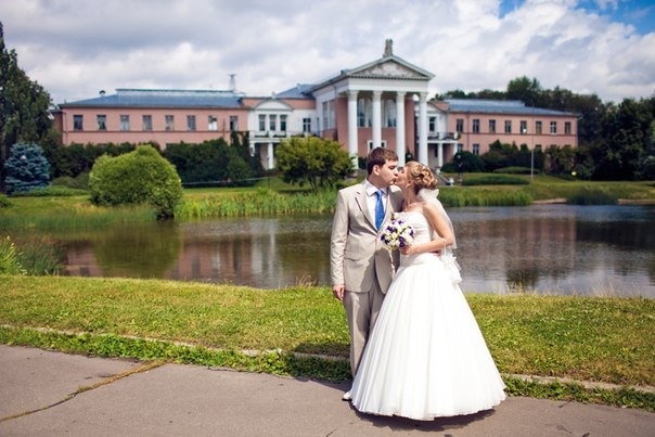 Для иллюстрации взяла фотку с нашей свадьбы. У нас в следующем году 20-летний юбилей отношений и 14 лет брака!