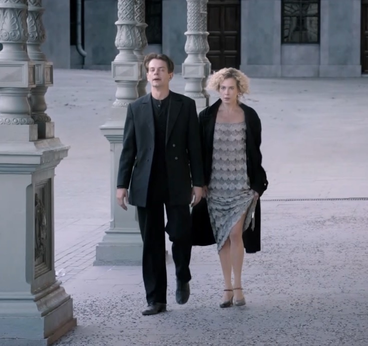 Чекист-пианист Альоша и роковая женщина Ариадна, которая за 13 лет не постарела ни на миг (а все остальные постарели). Этот кадр для меня возможность наконец сказать твАрцу Кончаловскому и его твАрению: "Гудбай, возвращайтесь обратно в Америку". Фото из открытых источников