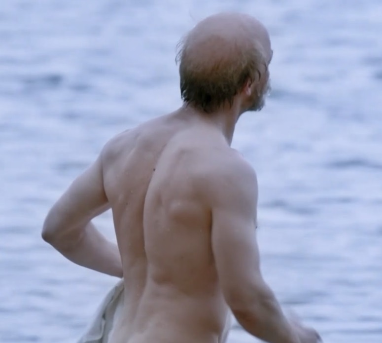 То самый легендарный момент тряски хозяйством. Вот никогда бы не подумала, что у Ткачука есть мышцы. В одиночестве на фоне воды он выглядит почти богатырём, а поставь его рядом с кем-нибудь другим - сразу видно, что сдыхоть. Фото из открытых источников