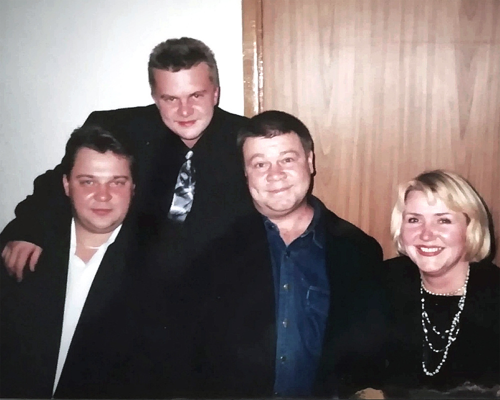 Артисты "Улицы разбитых фонарей" поздравляют отличившихся  милиционеров в 1999 году. На фото слева отличиники Фрунзенсокого РУВД Андрей Малышев и Виталий Лёвочкин, Санкт-Петербург, 1999 год.