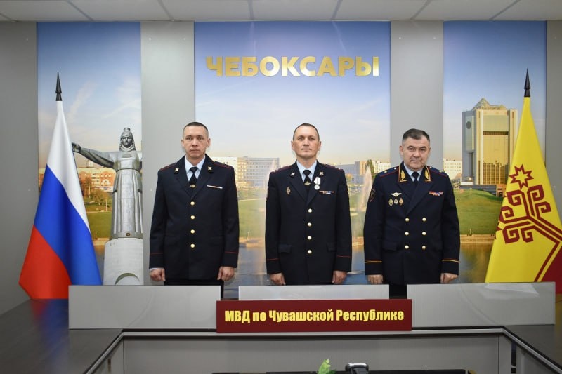 Награждение новочебоксарских полицейских - старший лейтенант полиции Владимир Федотов (в центре), прапорщик полиции водитель Андриан Матвеев (слева).