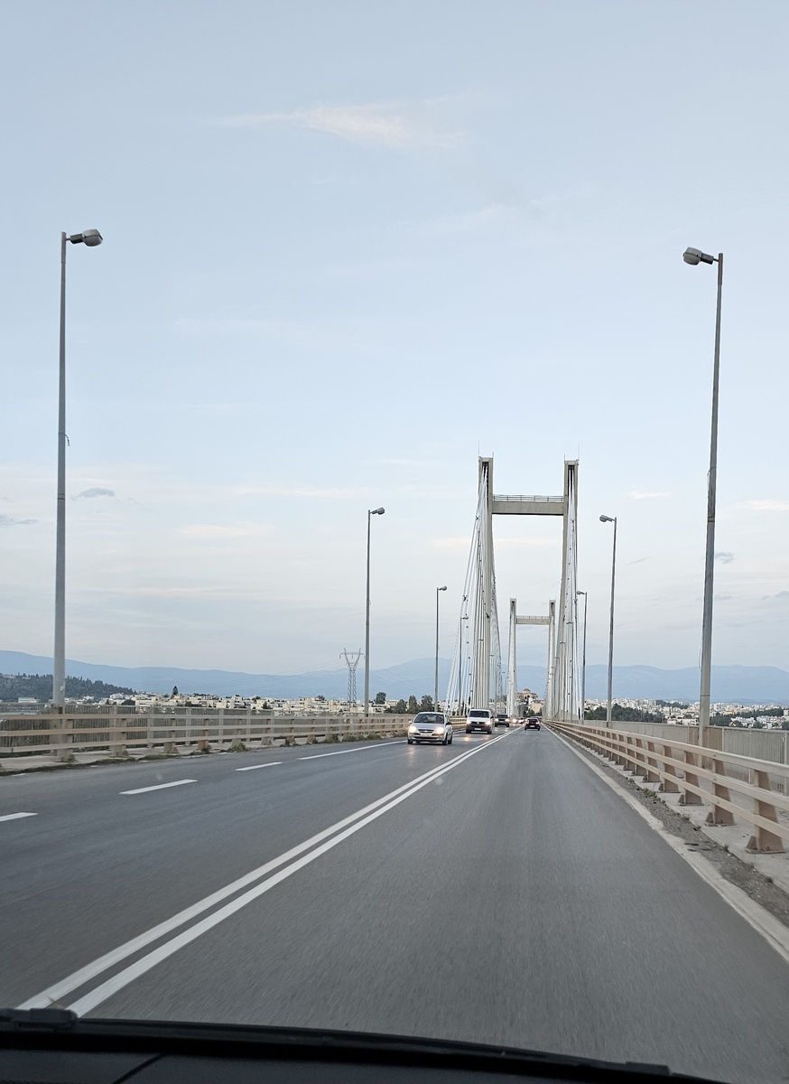 Въезжаем в Халкиду по подвесному мосту через Еврипос, знаменитый своими сильными меняющимися течениями