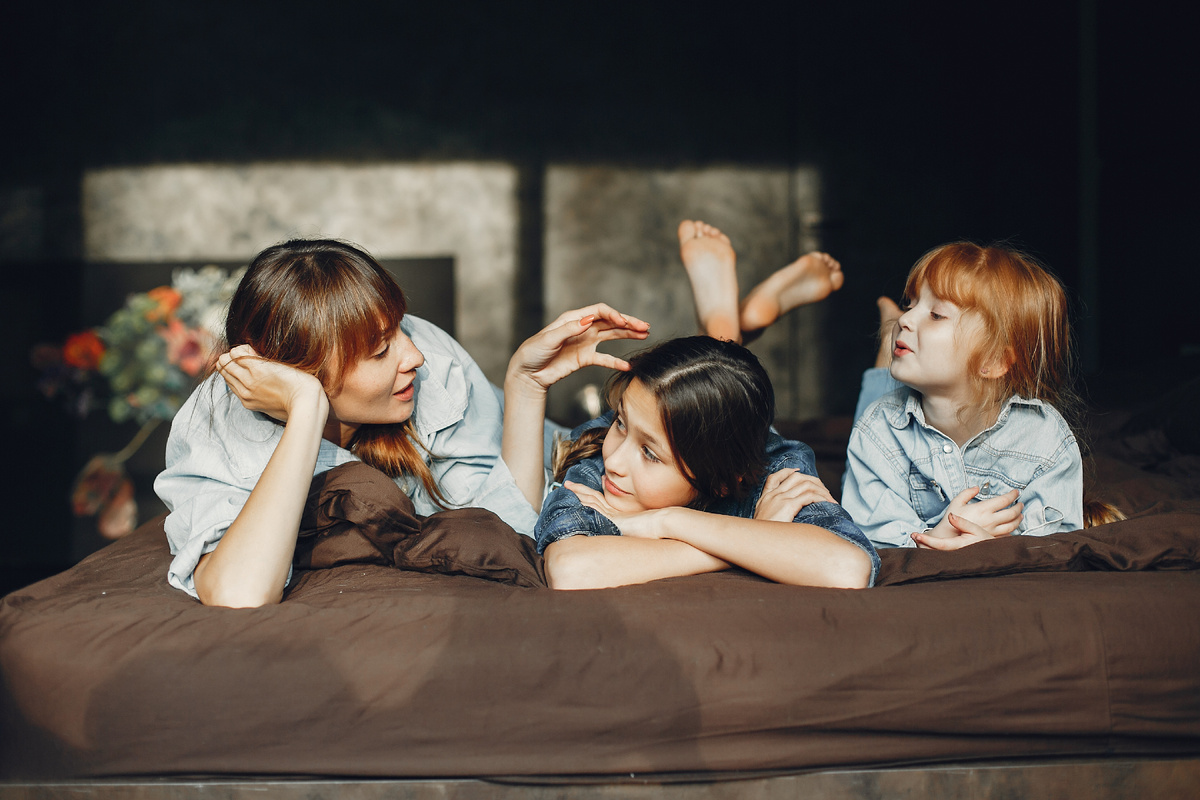 Как родители могут помочь ребенку в построении дружеских отношений? Прежде всего, не диктуя и запрещая, а создавая благоприятные и поддерживающие условия и мягко направляя. Фото: www.freepik.com