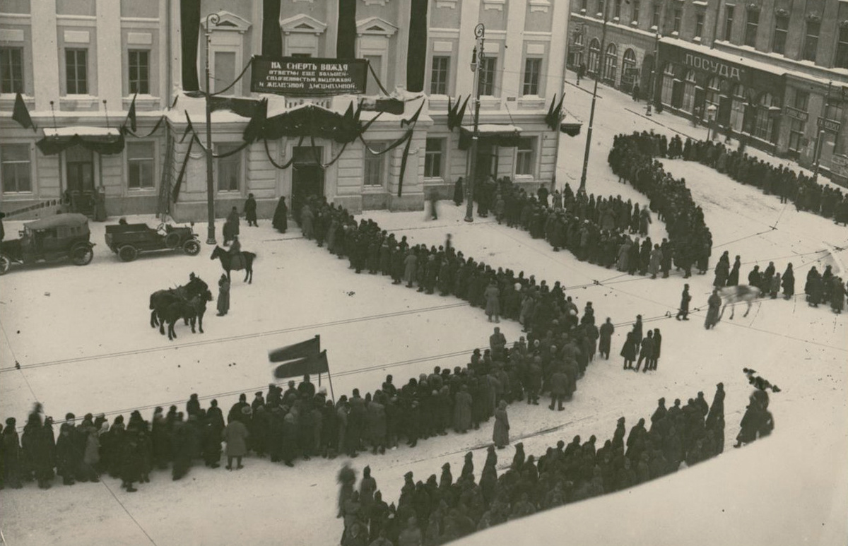 Фотография. У Дома Союзов в траурные дни. А. С. Шайхет. 23-27 января 1924 г.