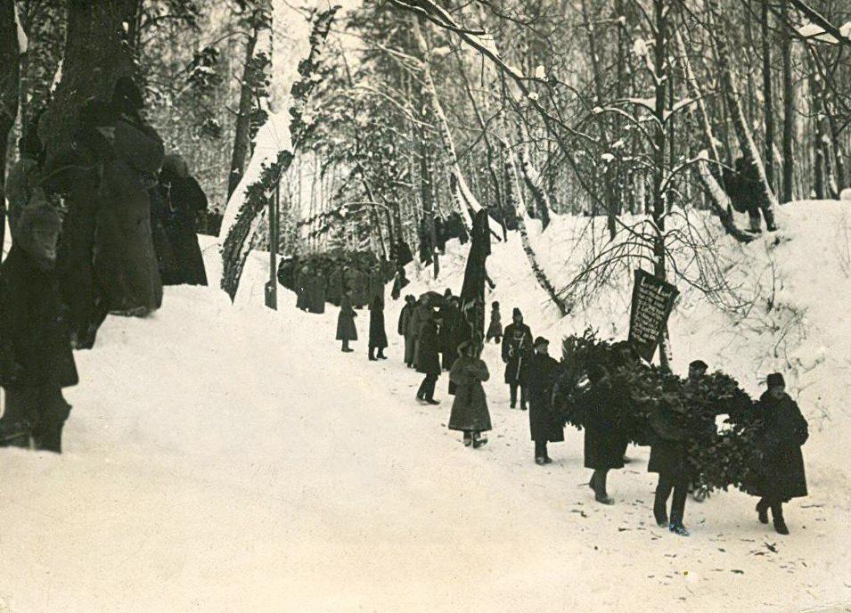 Фотография. Траурная процессия в Горках, сопровождающая гроб с телом В.И. Ленина на станцию железной дороги. 23 января 1924 г.