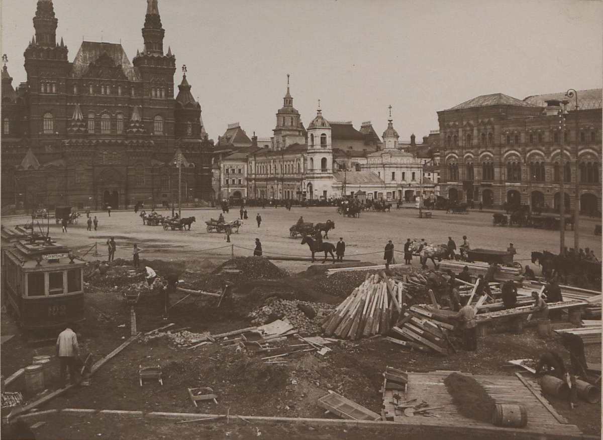 Фотография. Вид на место постройки с Мавзолея. Заготовка деревянной решетки, бойка щебня, заготовка бетона. Фотографическое ателье «Художественная Фотография Н. Лебедева и Г. Сильмана». Январь — май 1924 г.