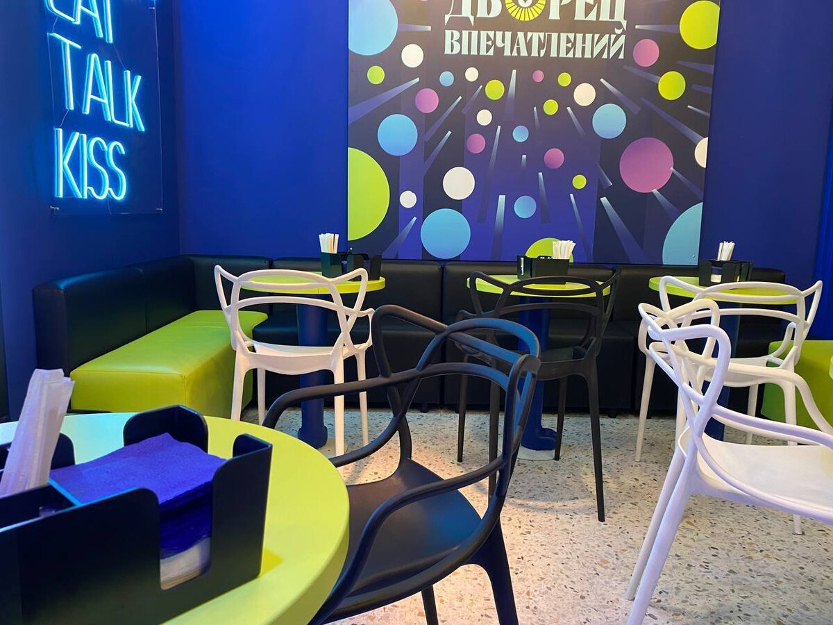 На этих фото вы можете видеть диваны с первой фотографии вверху статьи уже в интерьере кафе в Казани!