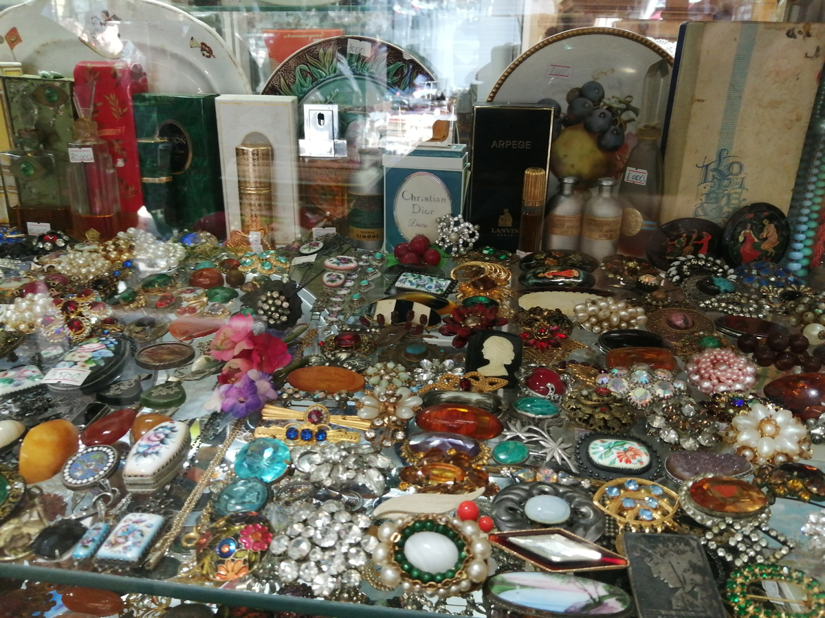 Антикварные украшения, броши, значки и винтажные аксессуары на блошином рынке Удельная в Санкт-Петербурге - уникальные находки, хранящие атмосферу и историю города, (источник: 2gis.ru)