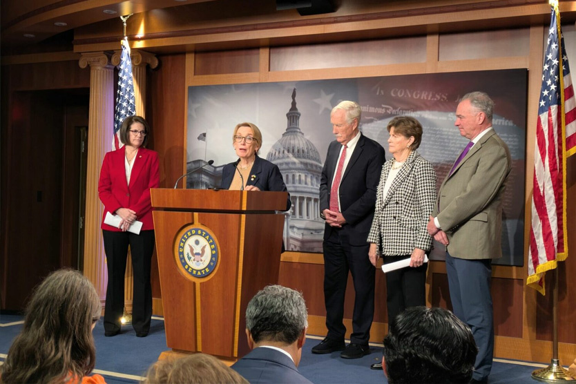    Сенатор Мэгги Хассен на пресс-конференции с другими демократами, выступившими за сделку с республиканцами    
Фото: Ashley Murray / States Newsroom