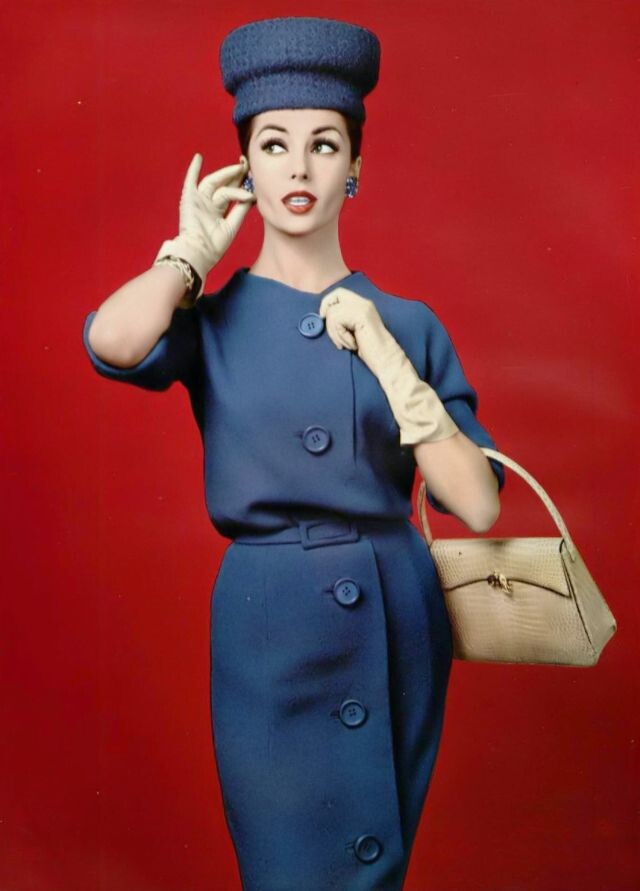 Джин Ньюингтон в синем шерстяном платье-блузоне с застежкой на пуговицы по всему лифу и юбке от Жана Пату, сумочка от Люсьен Оффенталь, фотография Филиппа Потье, 1959 год.