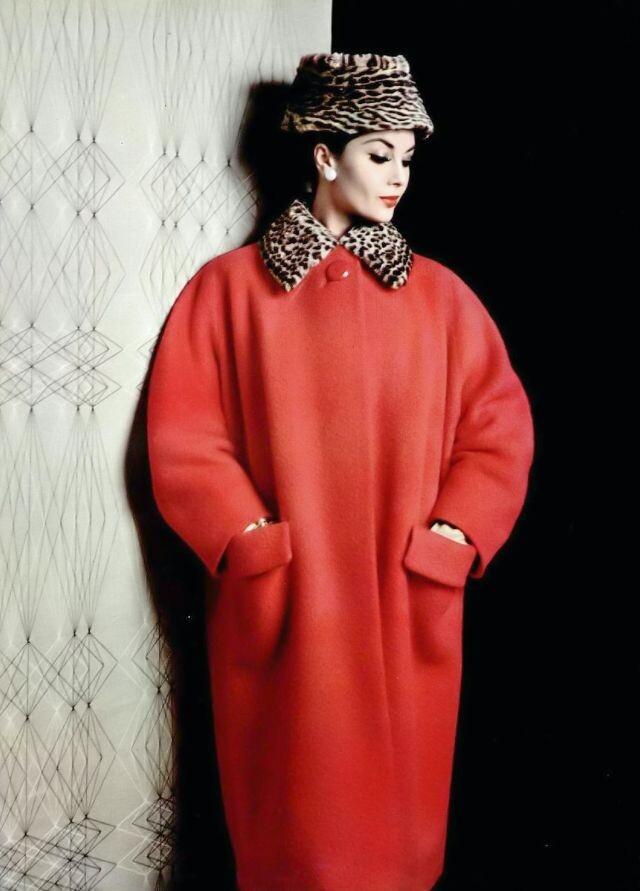 Джин Ньюингтон в просторном красном шерстяном пальто с воротником из оцелота от Manguin, в шапке из меха оцелота от Marie Christiane, фотография Филиппа Потье, 1959 г.