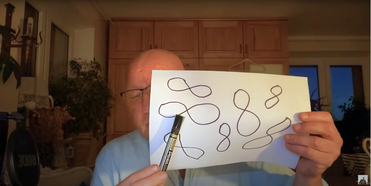 Момент онлайн-трансляции от 25 июля 2025 года: Кшиштоф Яцковский показывает, какую форму имеют вселенные, которых, по информации из визии, множество    .