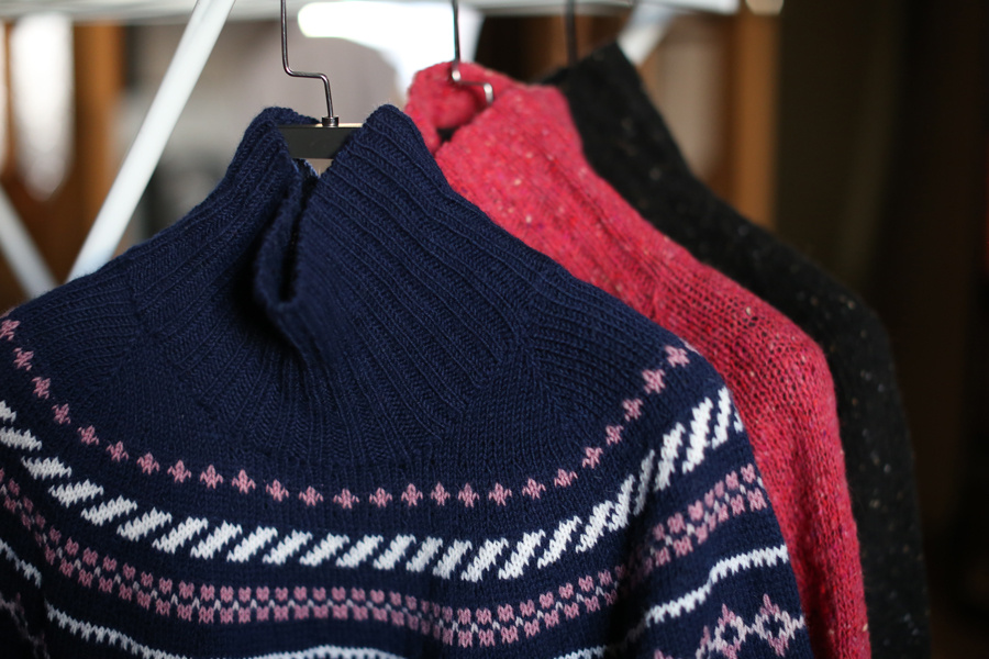 Синий из Пехорки "Австралийский меринос", остальные - Donegal Tweed Soft 5522 и 5520