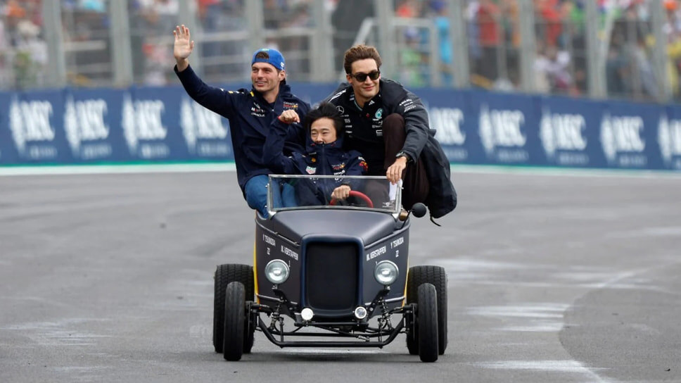 Забавный парад пилотов перед началом Гран-при. Пассажиры — Макс Ферстаппен и Джордж Рассел (слева направо), а за руль посадили Юки Цуноду.📷Фото: AFP