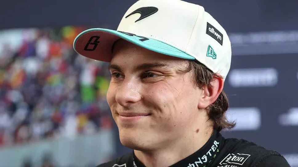 Оскар Пиастри в специальной бейсболке McLaren к Гран-при Сан-Паулу.📷Фото: McLaren