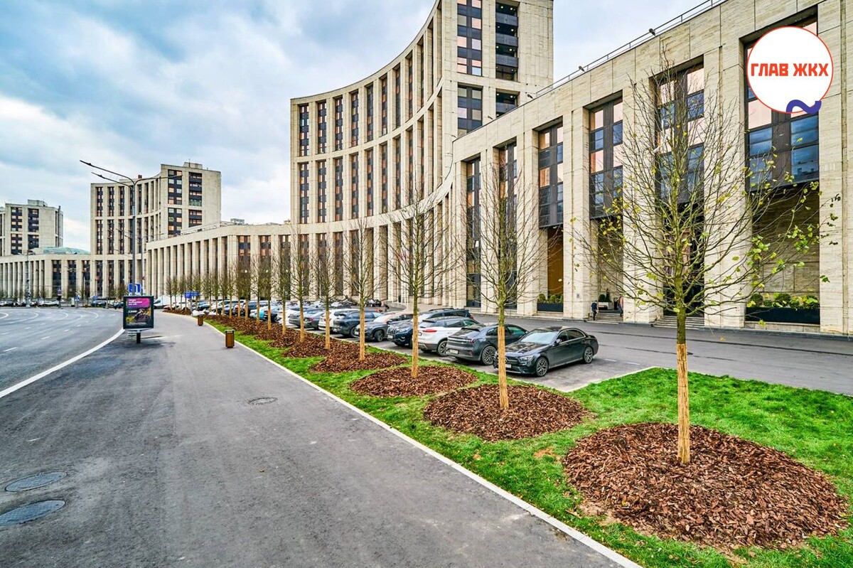 Комплекс городского хозяйства Москвы приступил к высадке деревьев на проспекте Академика Сахарова
