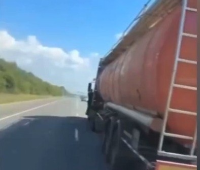 Водитель сначала не хотел останавливаться, а потом резко сорвался с места