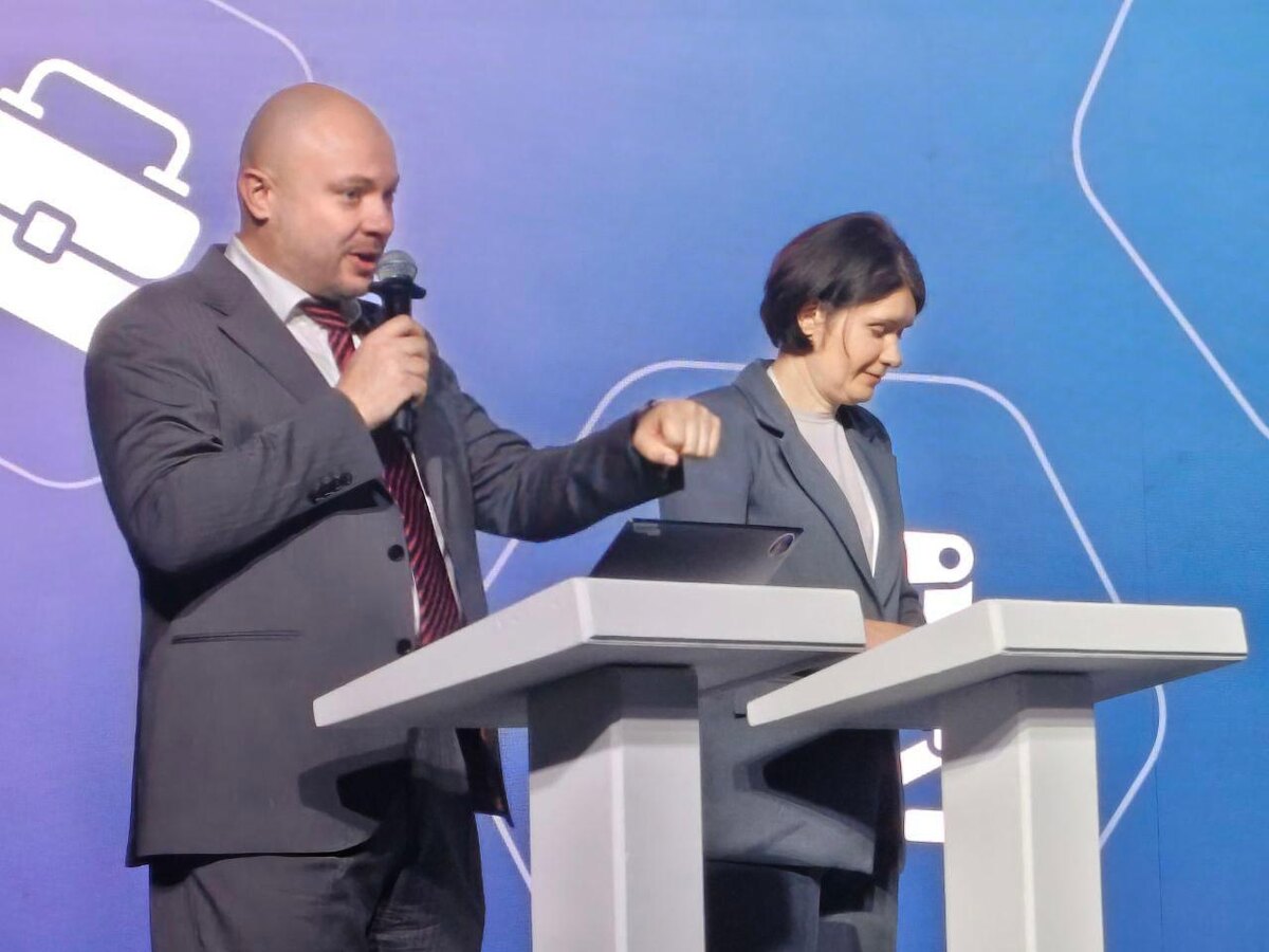 Евгений Дудоров, исполнительный директор АО «Корпорация Роботов» (входит в ГК «Элемент»), Ольга Мудрова, исполнительный директор Национальной Ассоциации участников рынка робототехники.