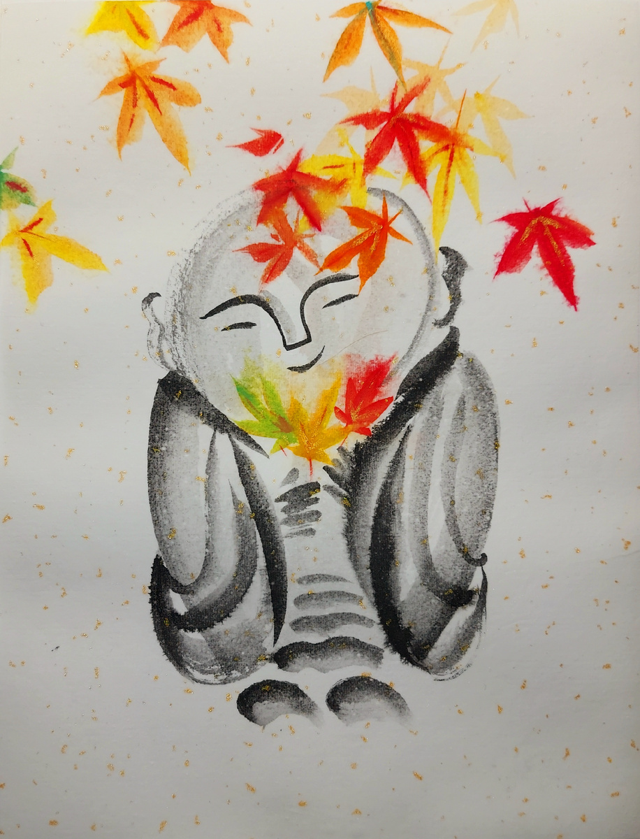 Дзидзо-сама в осеннем японском саду.