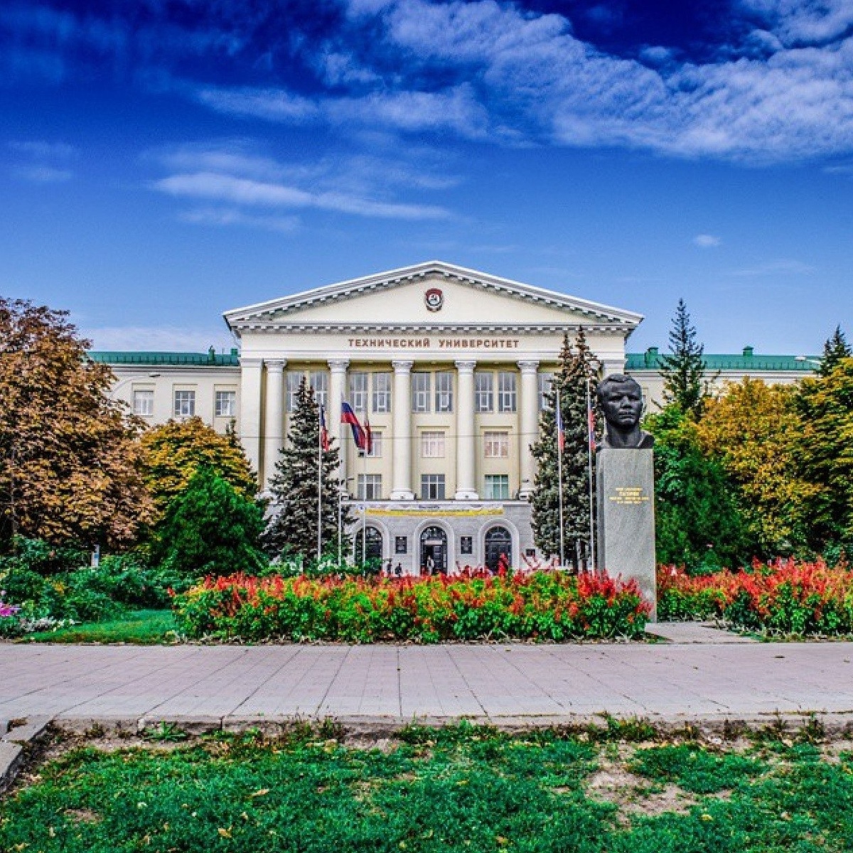 Фасад главного корпуса ДГТУ (фото из открытых источников)