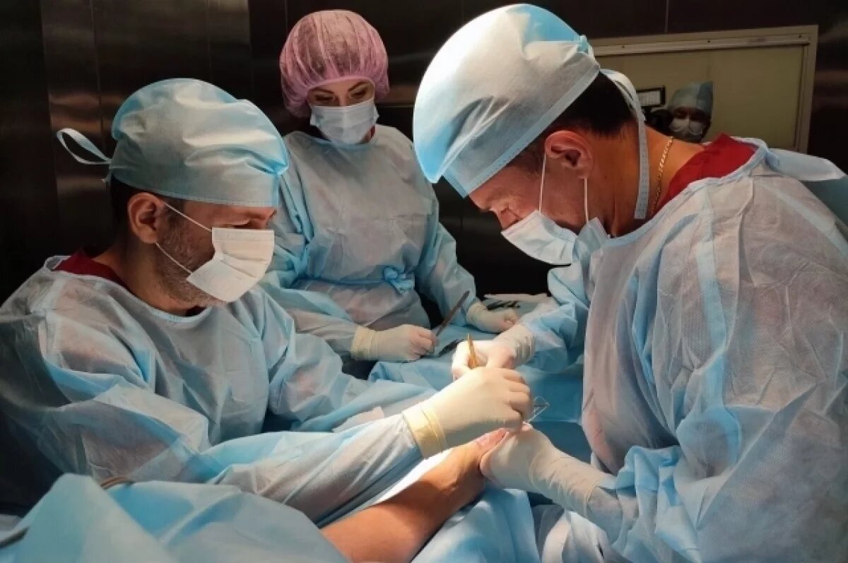    Врачи с помощью сложнейшей операции разделили сросшиеся пальцы тувинца