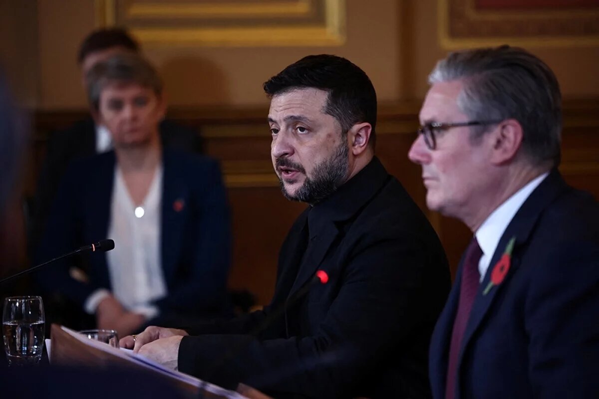    Владимир Зеленский выступает во время встречи международных партнеров по Украине «Коалиция желающих» в Министерстве иностранных дел в Лондоне.