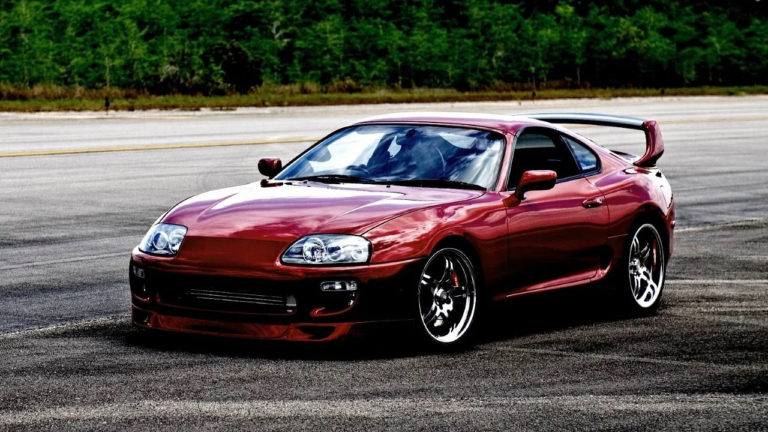 Четвёртое поколения Toyota Supra это поистине легендарный спортивный автомобиль 1990-х. Этот автомобиль знаменит своим 3,0-литровым двигателем 2JZ-GTE с двойным турбонаддувом, который развивает мощность в 320 лошадиных сил. Кроме того, что двигатель 2JZ-GTE невероятно надёжный, он ещё и обладает колоссальным запасом прочности, позволяющим увеличивать его мощность в два и более раз. Большинство из ныне существующих Toyota Supra подверглись серьёзным модификациям, в связи с чем найти этот автомобиль в оригинальном заводском состоянии не просто, а если и удастся это сделать, то стоить он будет не дёшево.

Источник: АВТО INFO