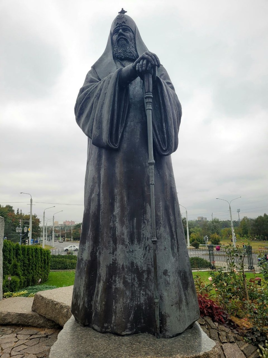 На территории комплекса есть памятник Патриарху Алексию II