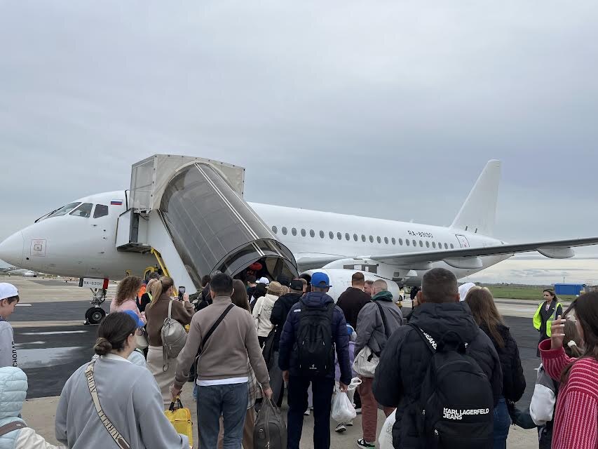 В дальнейшем рейсы по этому маршруту запланированы дважды в неделю по средам и субботам. Полеты выполняют на самолете Sukhoi Superjet 100. Время в пути — 3,5 часа