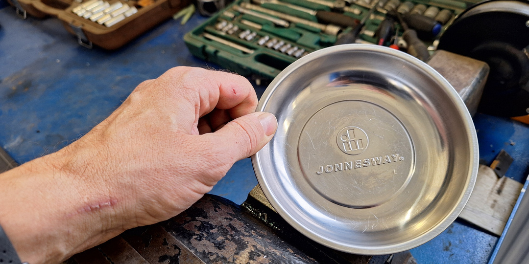 Увидел у соседа в гараже тарелку из нержавейки. Как только узнал, для чего она ему нужна - сразу заказал себе такую же