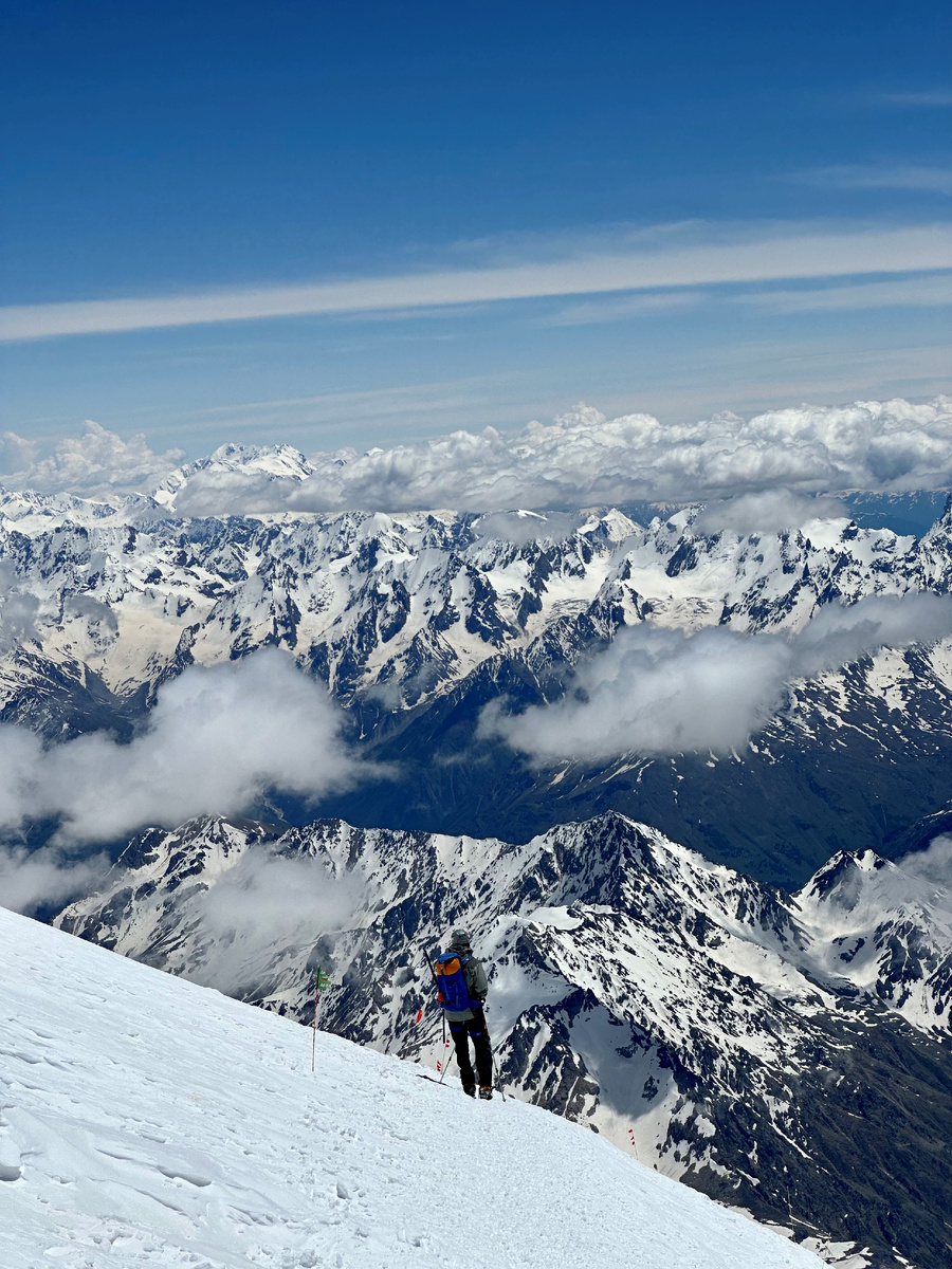 Я иду вниз, но после успешного восхождения на вершину Эльбруса. 