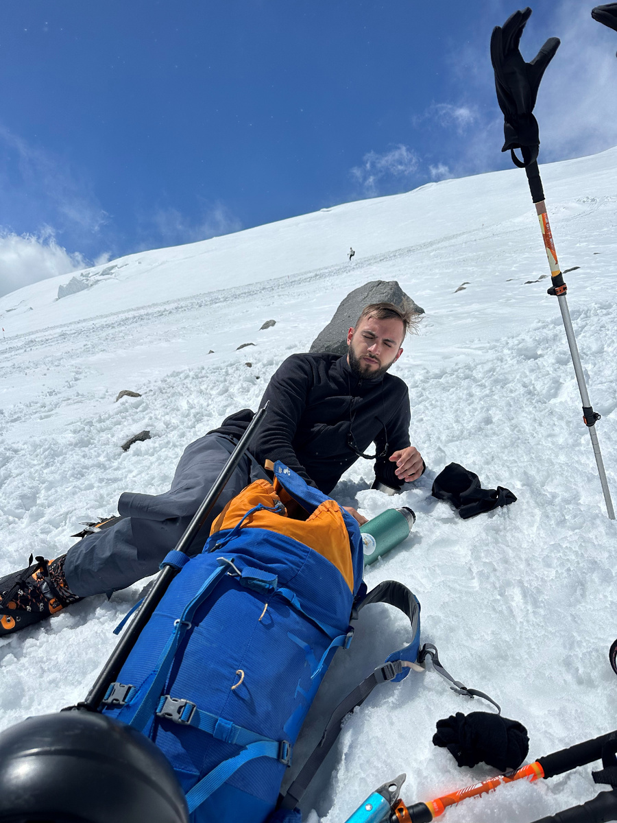 Восстанавливаюсь после подъема до Скал Пастухова. (г. Эльбрус)