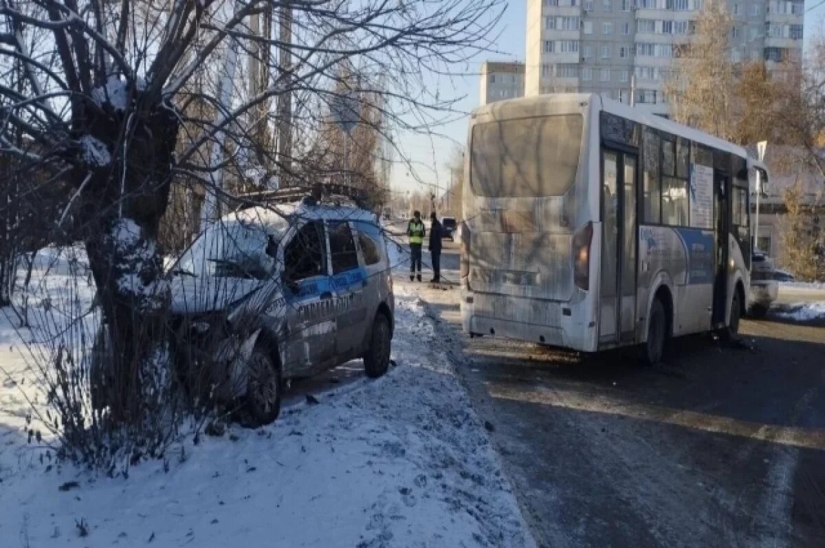    В Омске в аварии с пассажирским автобусом пострадали два человека