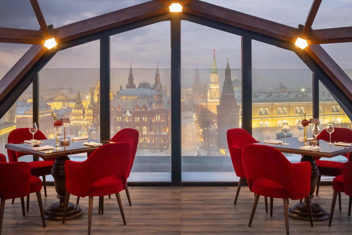 Столы украшены с особой тщательностью. К традиционным элементам элегантной сервировки (белоснежные скатерти, дорогие столовые приборы, хрустальные бокалы) добавляются новогодние акценты