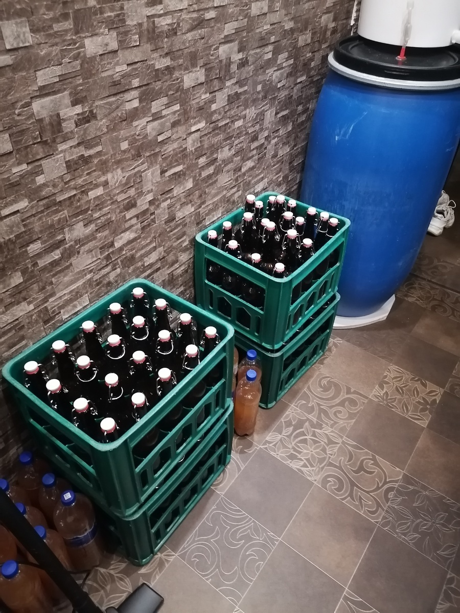 Саня М. (наш читатель) прислал фотку. Крафтовое пиво, сам варит