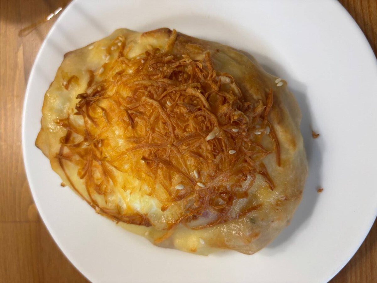 Вот такой пирожок с начинкой был на завтраке. Да, большой пирожок