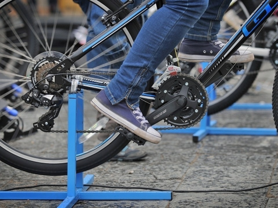 Дети на улице видели, как к девочке подъехал мужчина на синем велосипеде. Фото: Андрей Гребнев 