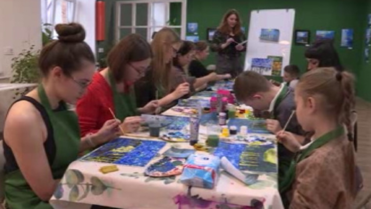    Искусство из мазков — мастер-класс по акриловой живописи провели для курян в арт-пространстве «Веранда»