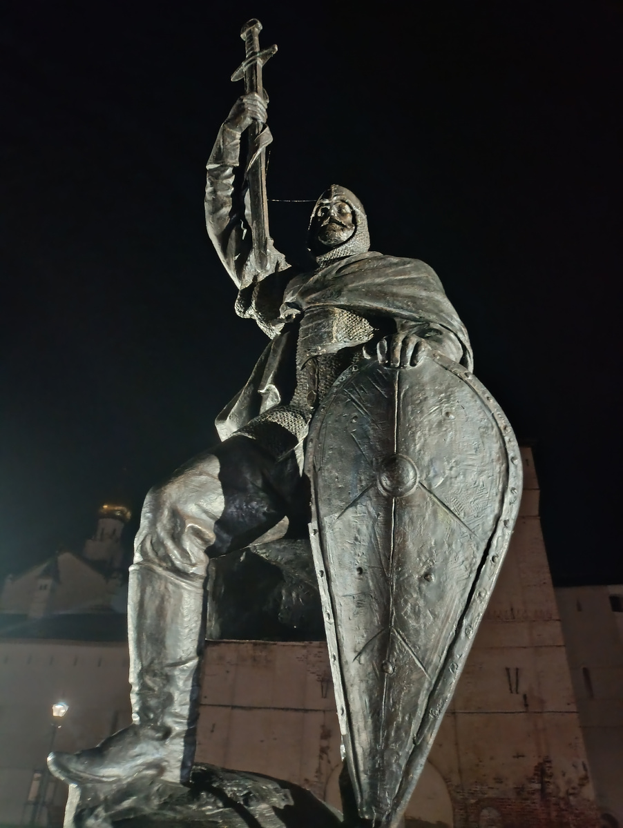 Памятник вблизи ярославского кремля 