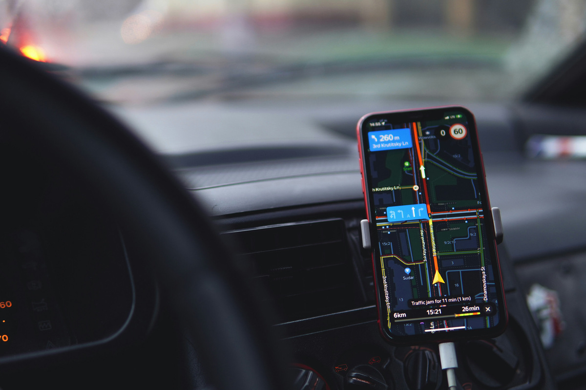 В офлайне Яндекс Карты не показывают пробки, камеры и ДТП на дорогах, но основной функционал сохраняется. Фото: Alexander Nrjwolf / Unsplash