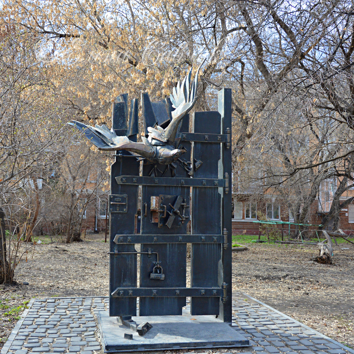 Омск, памятник "Тюремная двеь и орел"