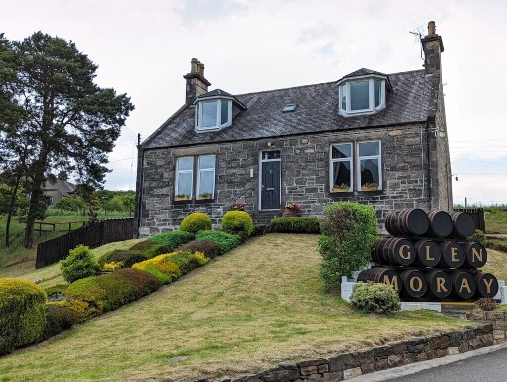 Винокурня выглядит довольно скромно, ее продолжение за зданием. Фотография из интернета.