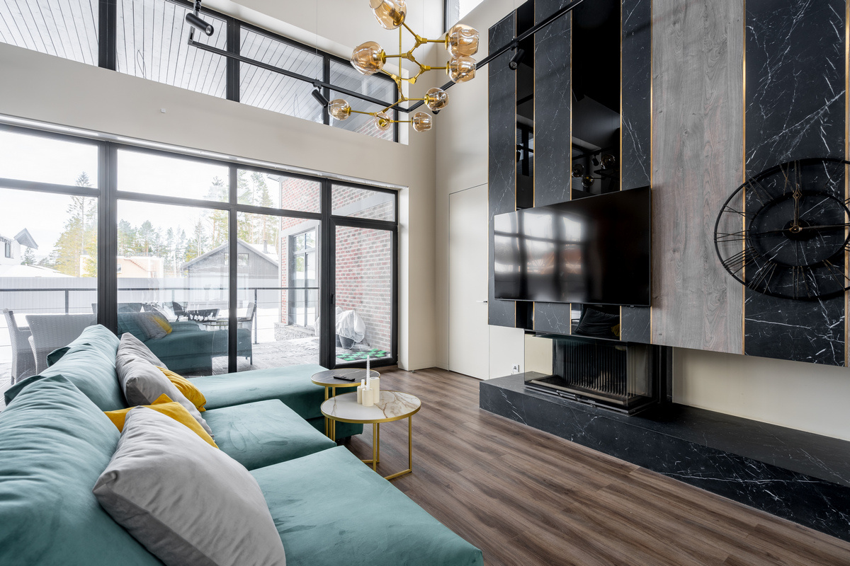 Кварцвинил FF-1460 «Дуб Вестерос» от бренда FineFloor в гостинной загородного дома