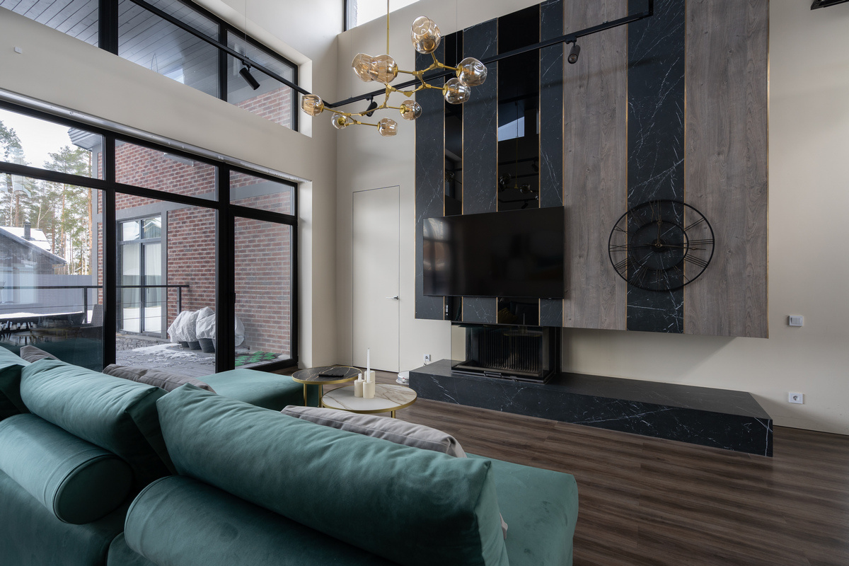 Кварцвинил FF-1460 «Дуб Вестерос» от бренда FineFloor в гостинной загородного дома