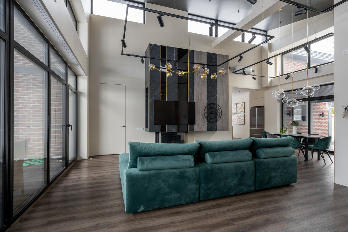 Кварцвинил FF-1460 «Дуб Вестерос» от бренда FineFloor в гостинной загородного дома | Купить в в ВинилВиль