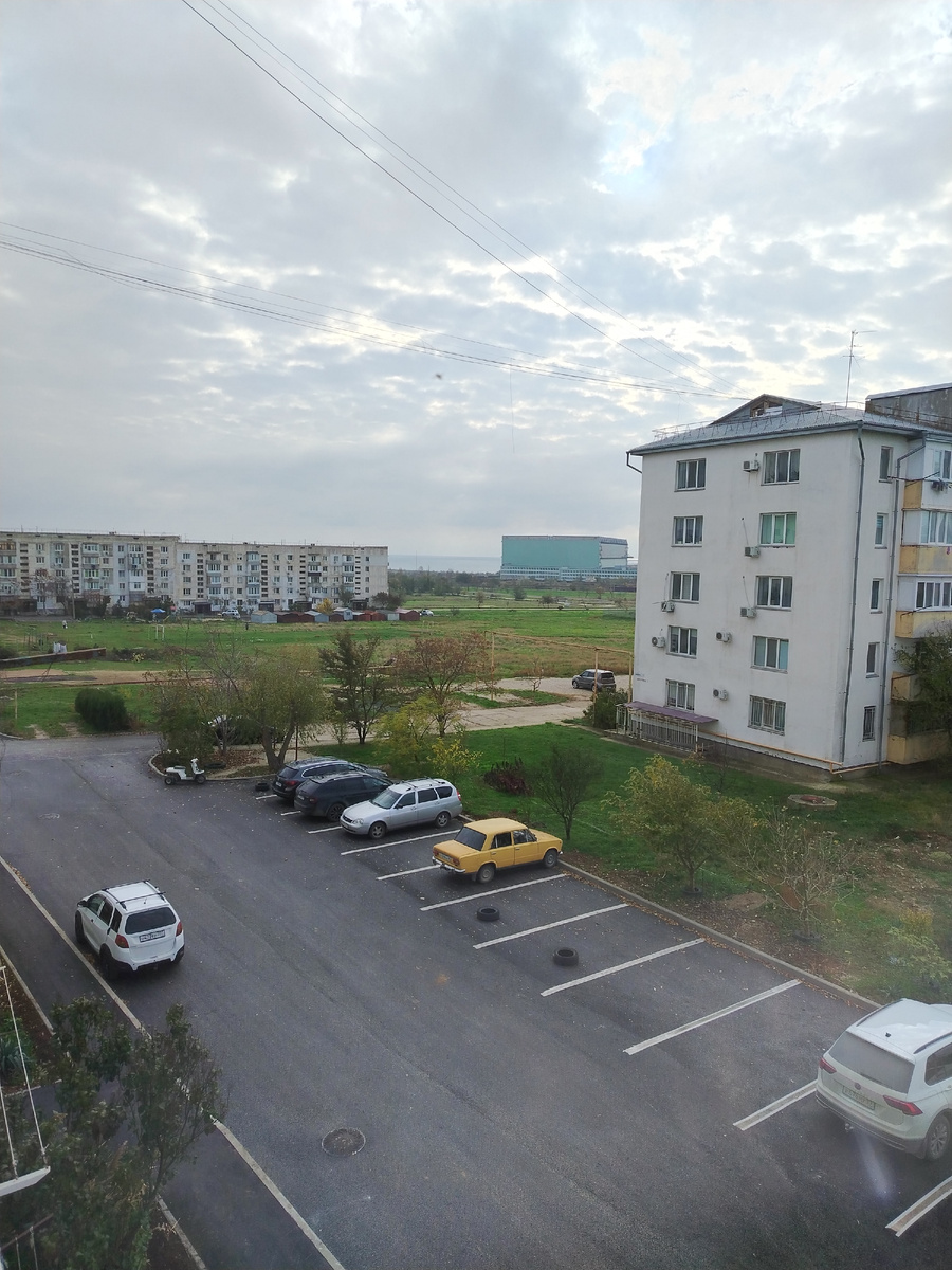 Вон там видно море. 