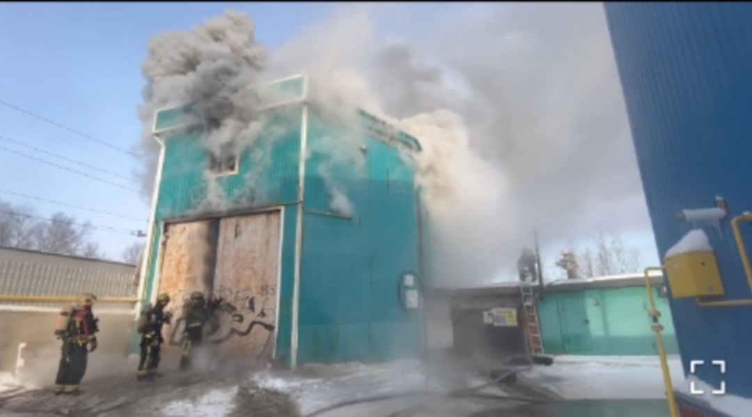    Пожарные Нефтеюганска ликвидировали возгорание в гаражном боксе