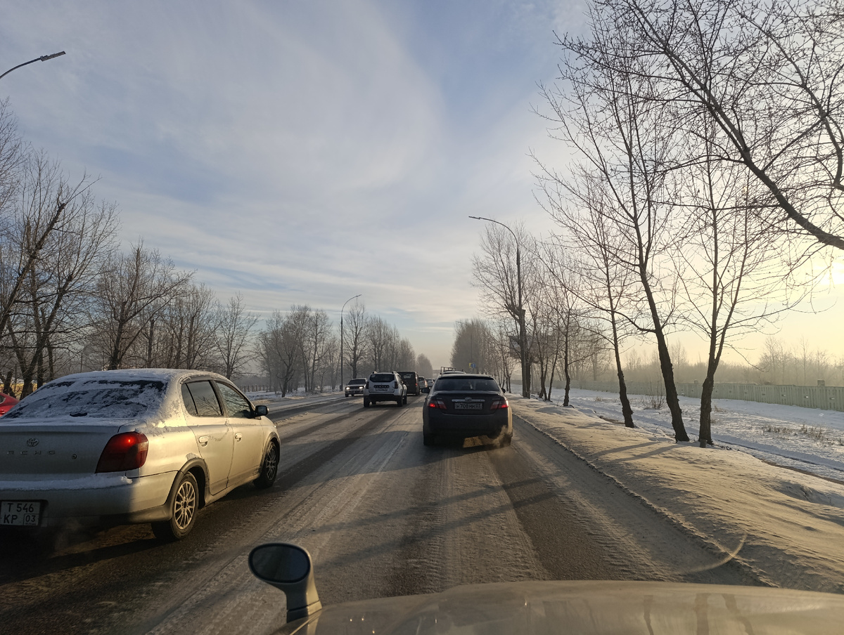 Утренняя пробка. Скользко, все держат дистанцию...